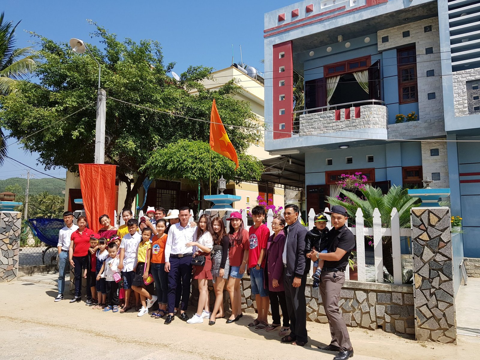 Gia đình nuôi tôm hùm đầu tiên taaij sông cầu phú yên